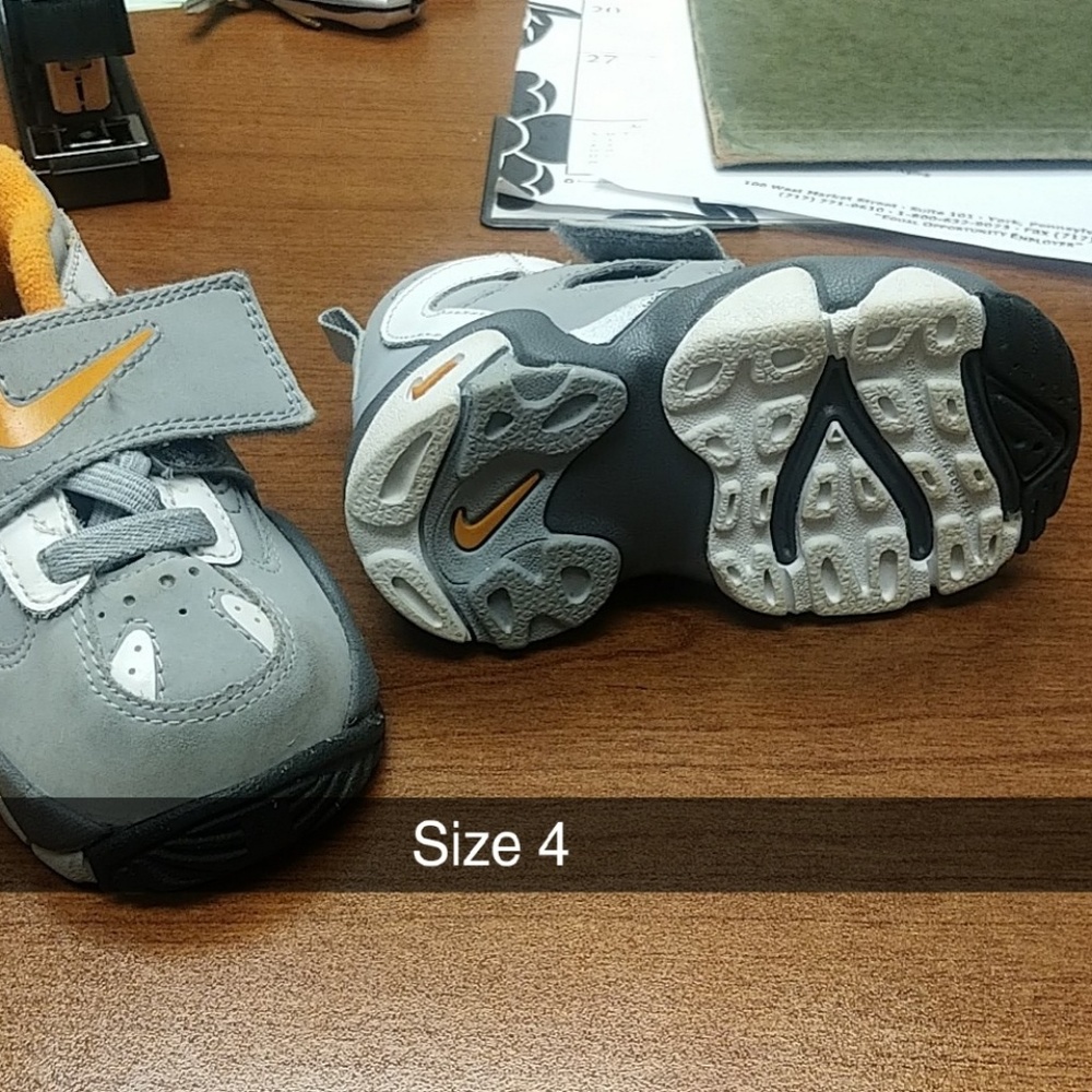 Sneakers size 4 c